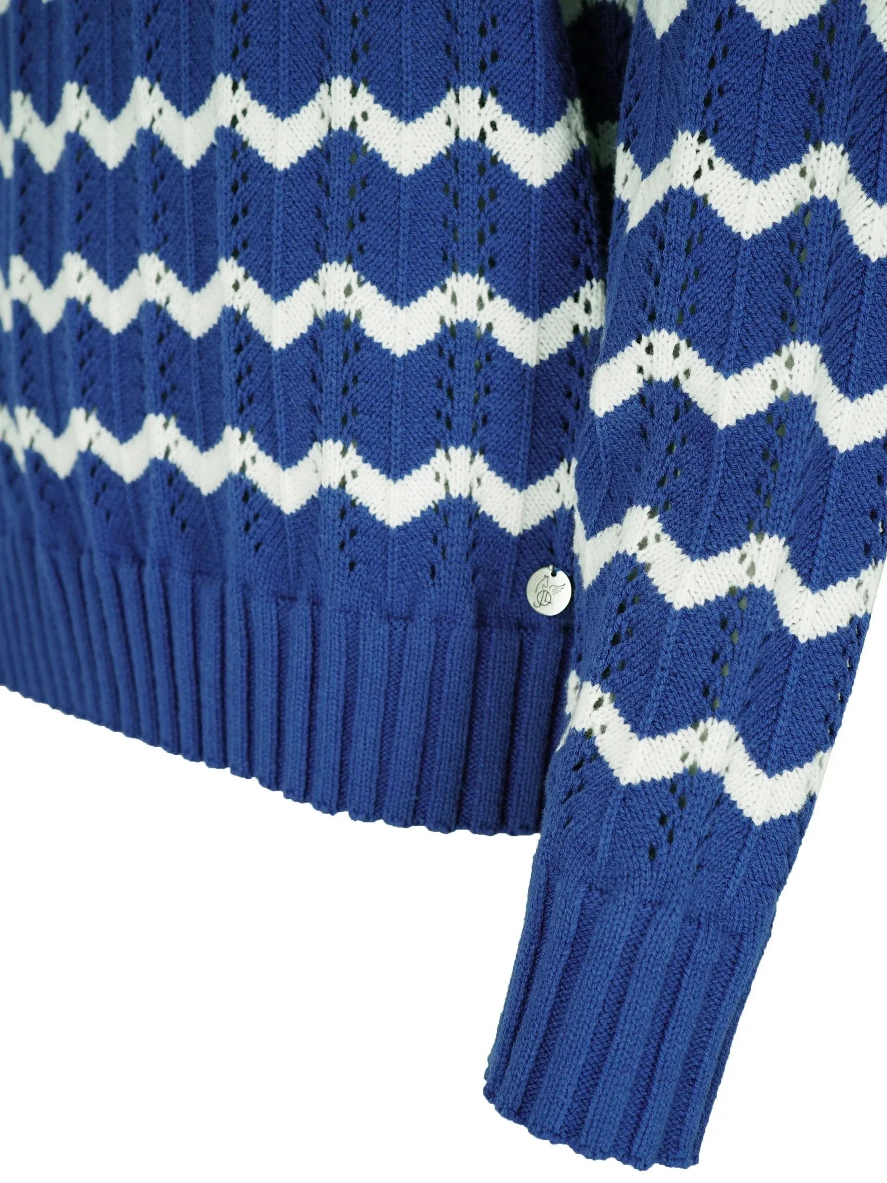 Pullover Ajourstrick: blauer Pullover mit weißem Zickzackmuster und Rippbündchen