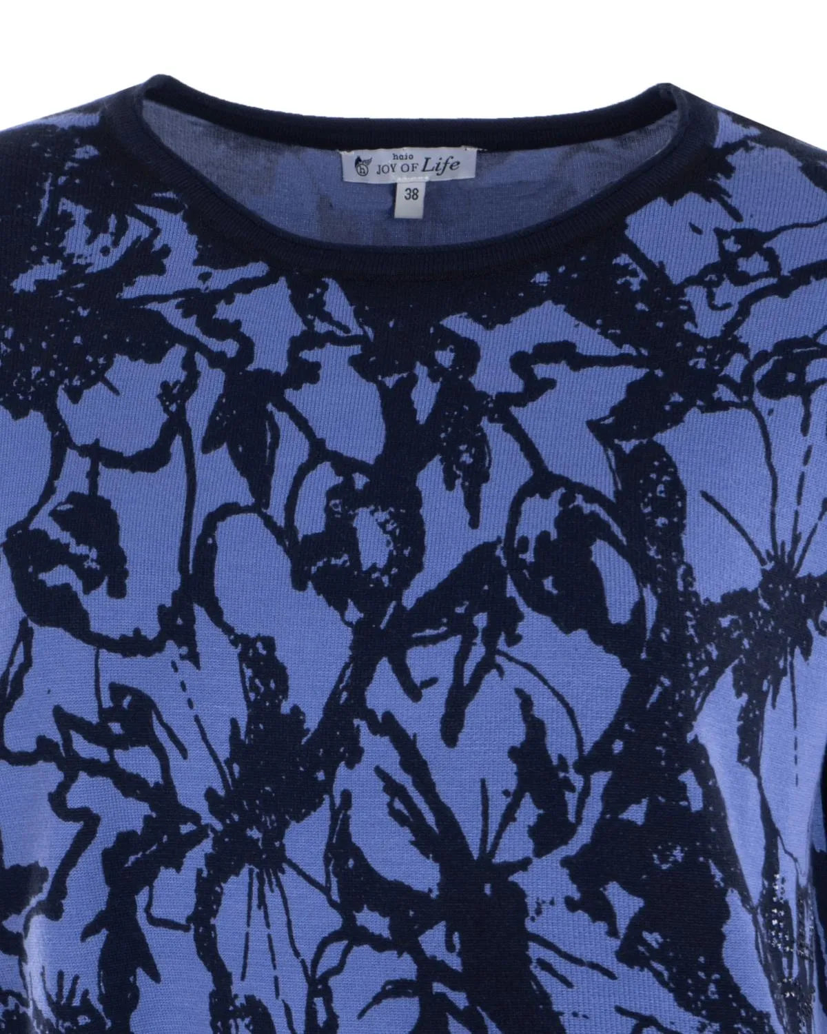 Blauer und schwarzer Pullover mit Blumendruck und Rundhalsausschnitt.