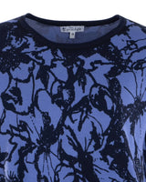 Blauer und schwarzer Pullover mit Blumendruck und Rundhalsausschnitt.