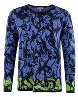 Blauer und grüner Pullover mit abstraktem Muster und schwarzen Akzenten, wahrscheinlich aus Baumwolle oder Polyestergemisch.