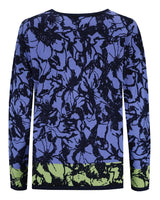 Blaues und grünes langärmeliges Top mit Blumendruck und Rundhalsausschnitt.