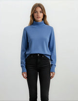 Weicher blauer Rollkragenpullover mit Rippstruktur und langen Ärmeln