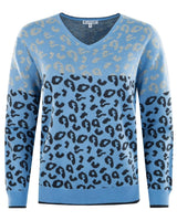 Blauer Pullover mit Leopardenmuster, V-Ausschnitt und langen Ärmeln.