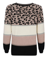 Pullover mit Leopardenmuster und schwarzen und cremefarbenen Akzenten, aus weichem Strickmaterial.