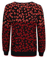 Roter Pullover mit Leopardenmuster, schwarzem Hintergrund und gerippten Bündchen, Kragen und Saum.
