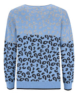 Blauer Pullover mit Leopardenmuster, goldenen Akzenten und Rippbündchen.