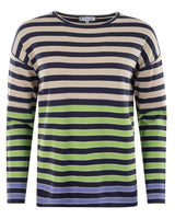 Gestreifter Pullover mit grünen, blauen und beigen Streifen auf cremefarbenem Hintergrund.