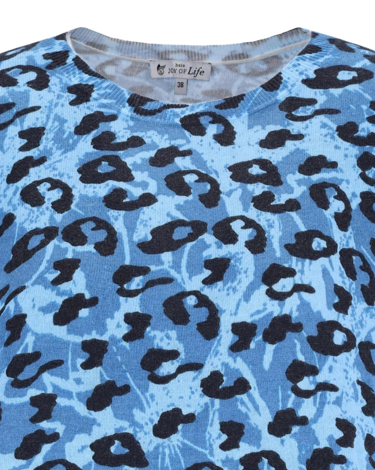 Blaues T-Shirt mit Leopardenmuster, geripptem Halsausschnitt und ’live for life’-Logo.