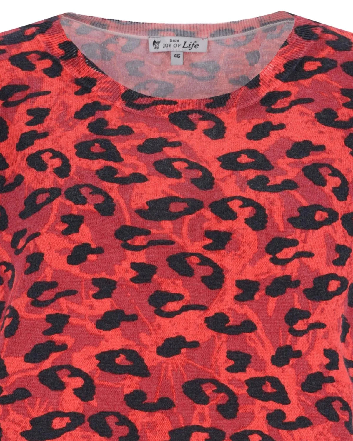 Rotes Mesh-Top mit Leopardenmuster, schwarzen Punkten und V-Ausschnitt.