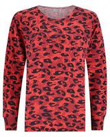 Roter Pullover mit Leopardenmuster und gerippten Bündchen an Ärmeln und Saum, wahrscheinlich aus einem Baumwoll- oder Polyestergemisch.