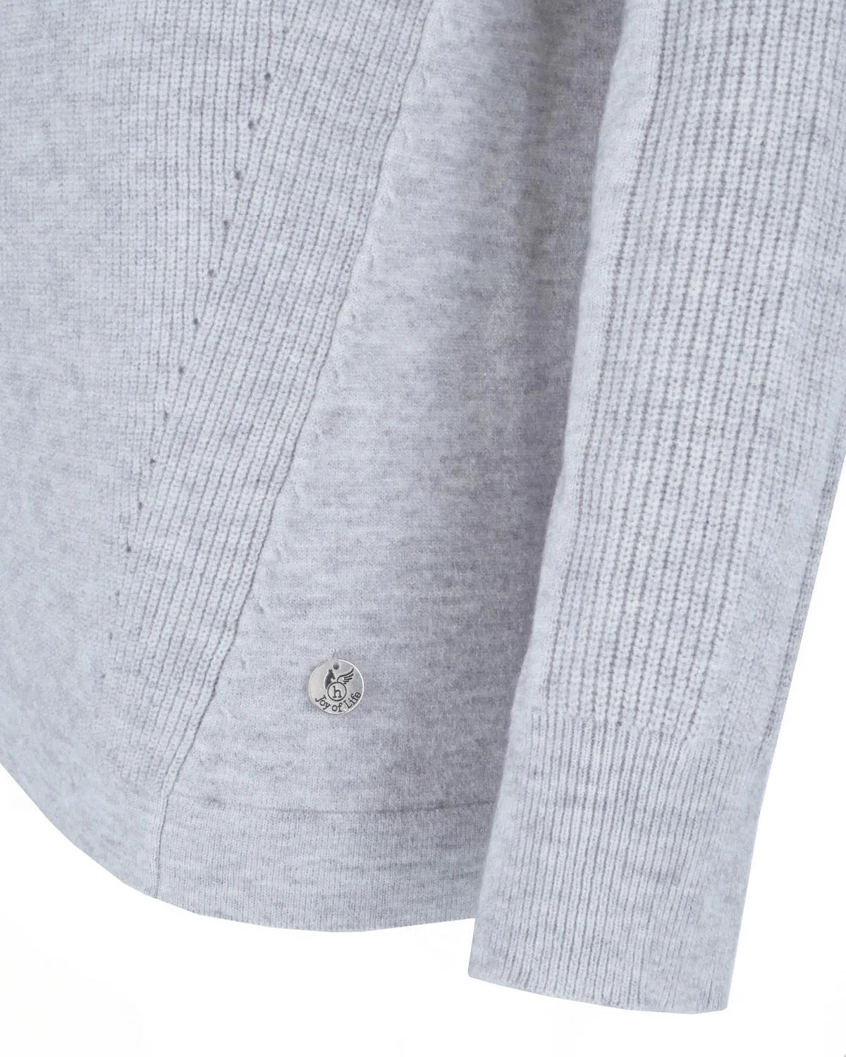 Grauer gerippter Pullover mit Knopfleiste am Halsausschnitt.