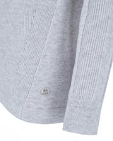 Grauer gerippter Pullover mit Knopfleiste am Halsausschnitt.