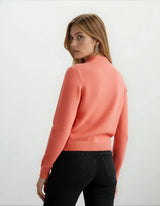 Pullover mit kleinem V-Ausschnitt in Koralle, weich gestrickt, langärmelig