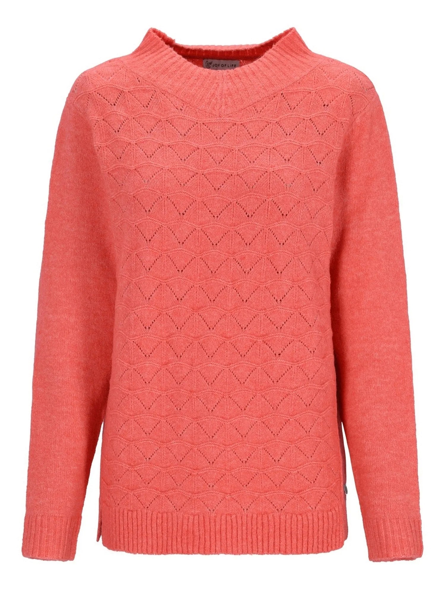 Korallenfarbener Kabelstrickpullover mit geometrischem Muster und gerippten Manschetten.