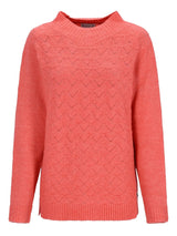 Korallenfarbener Kabelstrickpullover mit geometrischem Muster und gerippten Manschetten.