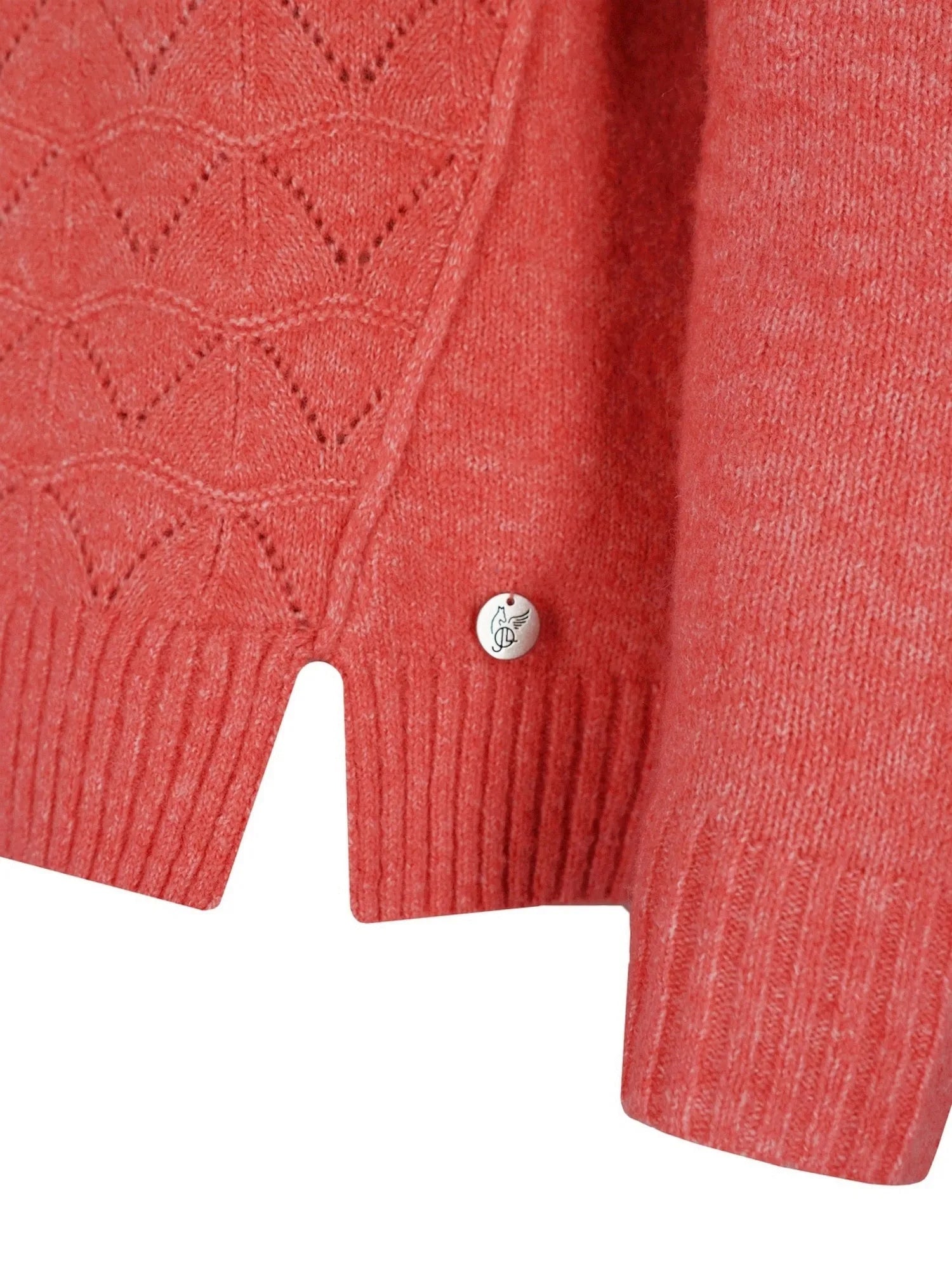 Korallenfarbene Strickjacke mit Spinnennetzmuster und Knopfverschluss.