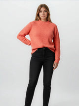 Coral-farbener Langarm-Strickpullover mit Rippen-Crew-Neck und Chevron-Muster