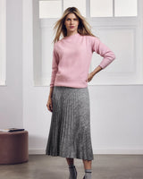 Rosa langärmeliger Damenpullover.