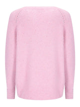 Hellrosa Pullover mit Lochmuster-Details und gerippten Manschetten, wahrscheinlich aus Baumwolle oder einem ähnlich weichen Material gefertigt.