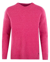 Rosafarbener Zopfstrickpullover mit gerippten Bündchen und Saum, mit einem kleinen gestickten Logo auf der linken Brust.