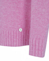 Rosafarbener strukturierter Pullover mit silberner Knopfleiste.