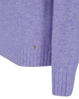 Lavendelfarbener Kaschmirpullover mit gerippten Bündchen und Saum, silberne Knopfleiste.