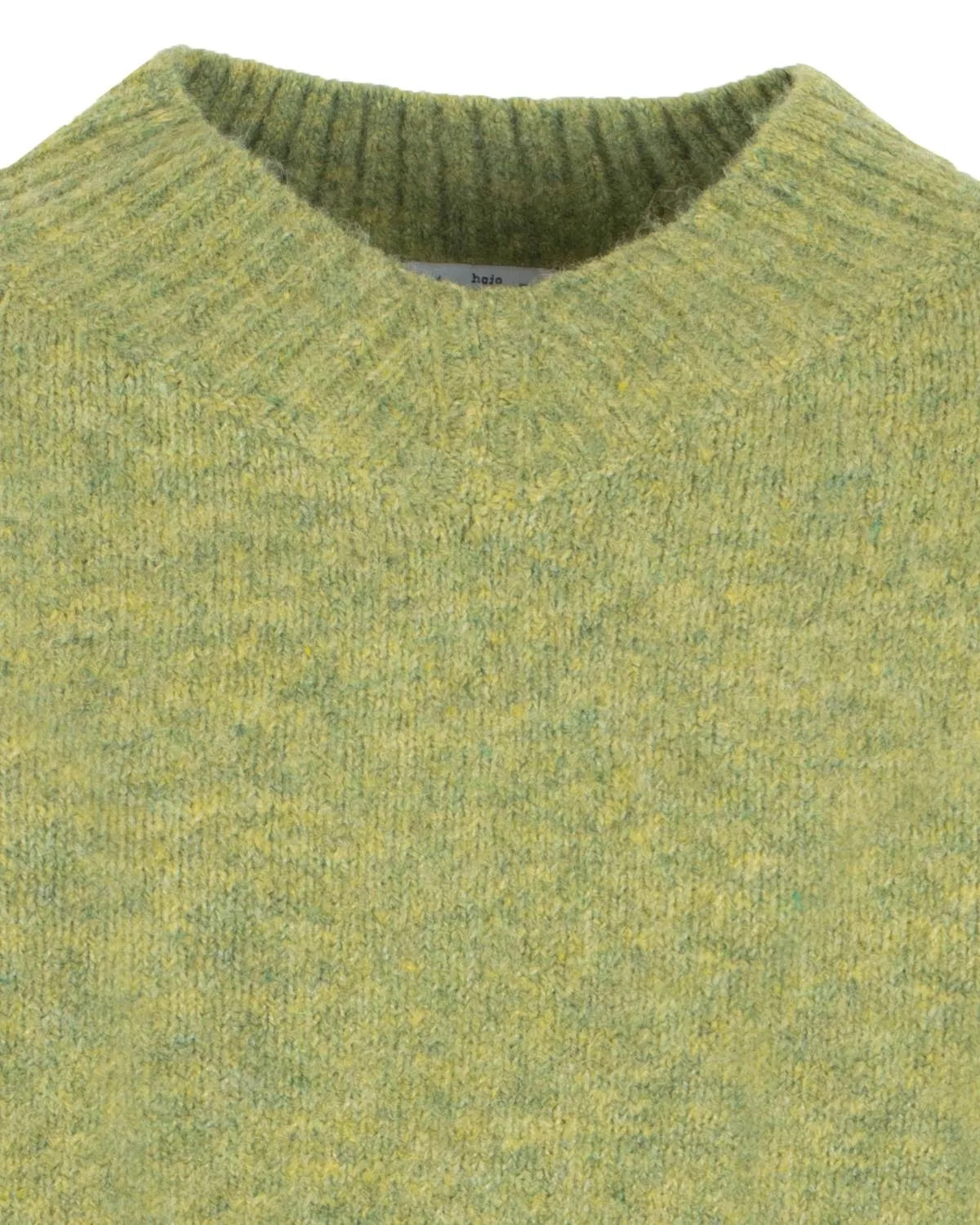 Grüner strukturierter Pullover mit geripptem Halsausschnitt und Bündchen, wahrscheinlich aus Wolle oder Kaschmir.