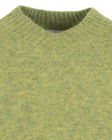 Grüner strukturierter Pullover mit geripptem Halsausschnitt und Bündchen, wahrscheinlich aus Wolle oder Kaschmir.