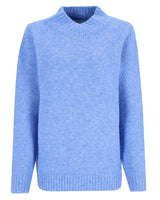 Hellblauer Pullover mit Rippbündchen an Ärmeln und Halsausschnitt, aus weichem Strickmaterial.