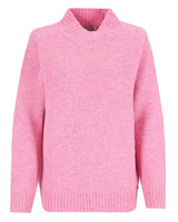 Rosa Zopfstrickpullover mit gerippten Bündchen und Saum, wahrscheinlich aus Wolle oder Acryl.