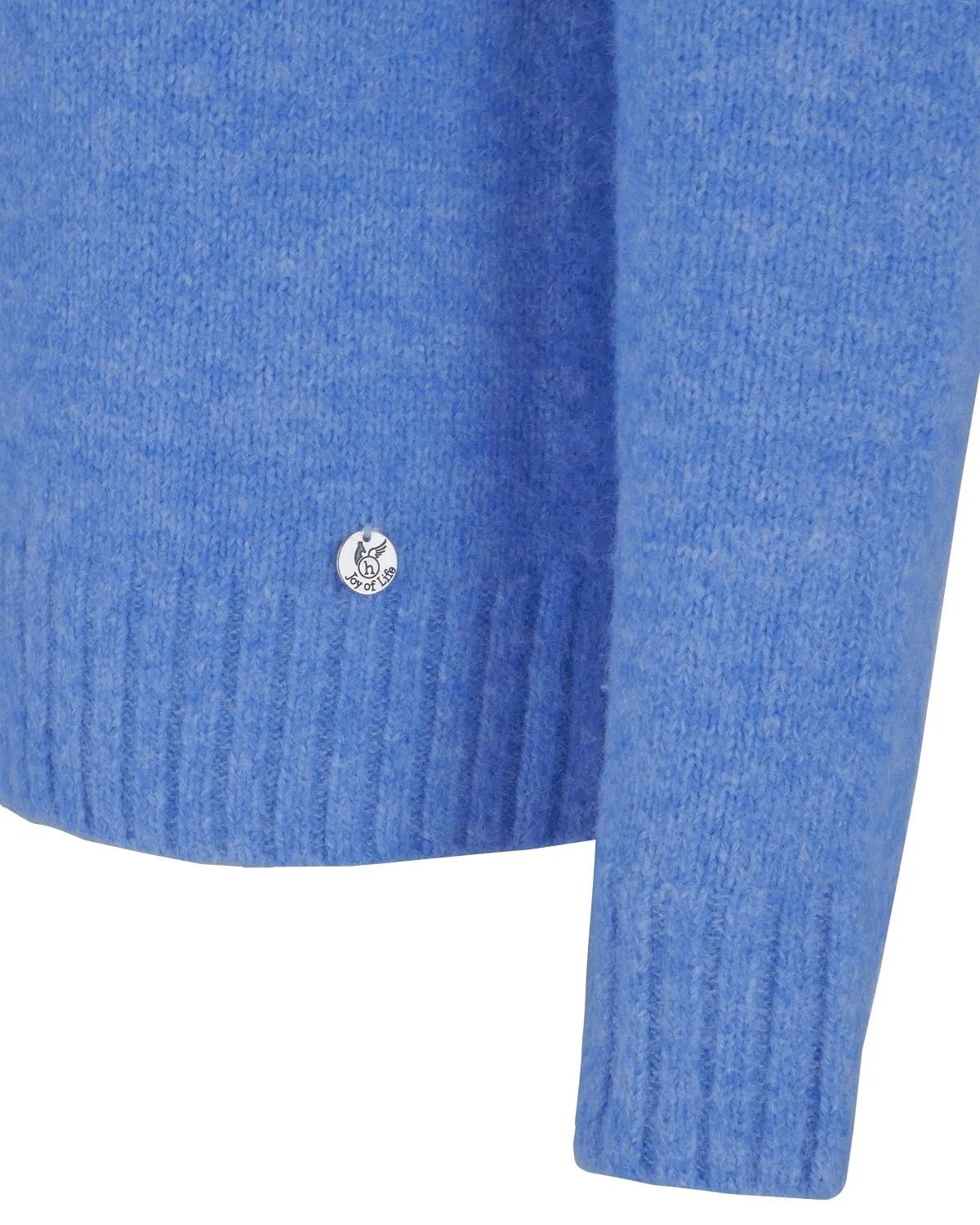 Blauer Kaschmirpullover mit Rippenbündchen und kleinem silbernen Logo.