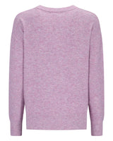 Lavendelfarbener Pullover mit gerippten Bündchen und Saum, wahrscheinlich aus Baumwolle oder Wollmischung.