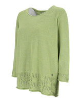 Grüner strukturierter Pullover mit Knopfleiste am Saum, wahrscheinlich aus Baumwolle oder Leinen.