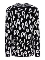Schwarzer und weißer Leopard-Print-Pullover mit geripptem Ausschnitt und Bündchen.