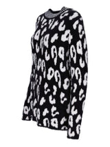 Schwarzer und weißer Leopard-Print-Pulli mit geripptem Ausschnitt und Bündchen.