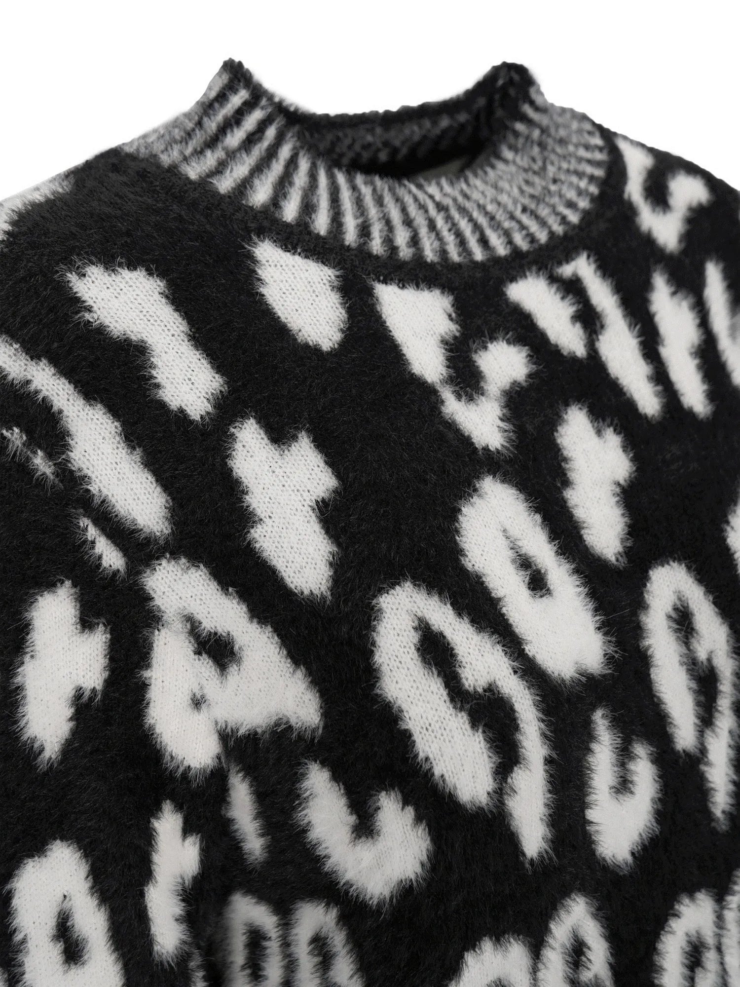 Schwarzer und weißer Tierprint-Pulli mit hohem Hals.