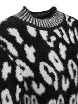 Schwarzer und weißer Tierprint-Pulli mit hohem Hals.