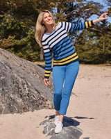 Blau und gelb gestreifter Pullover mit weißen Turnschuhen