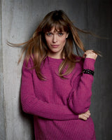 Magentafarbener gerippter Pullover mit schwarzen Perlenbündchen und lockerer Passform.