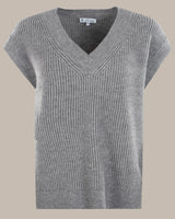 Grauer Pullover mit V-Ausschnitt, gerippter Struktur und kurzen Ärmeln.