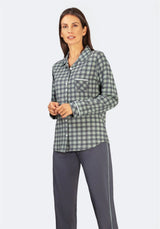Pyjama-Set aus kariertem Flanell in Grau und Weiß mit Paspelierung an der Hose, Größe Medium.