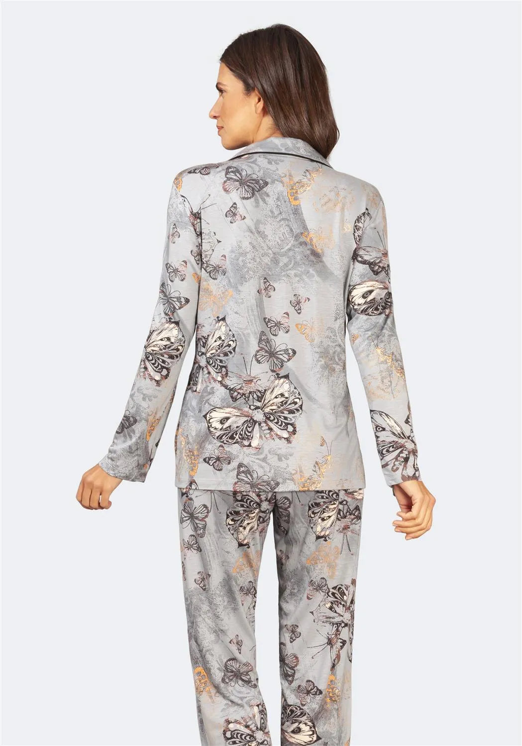 Pyjama-Set mit grauem Schmetterlingsmuster für eine Frau.