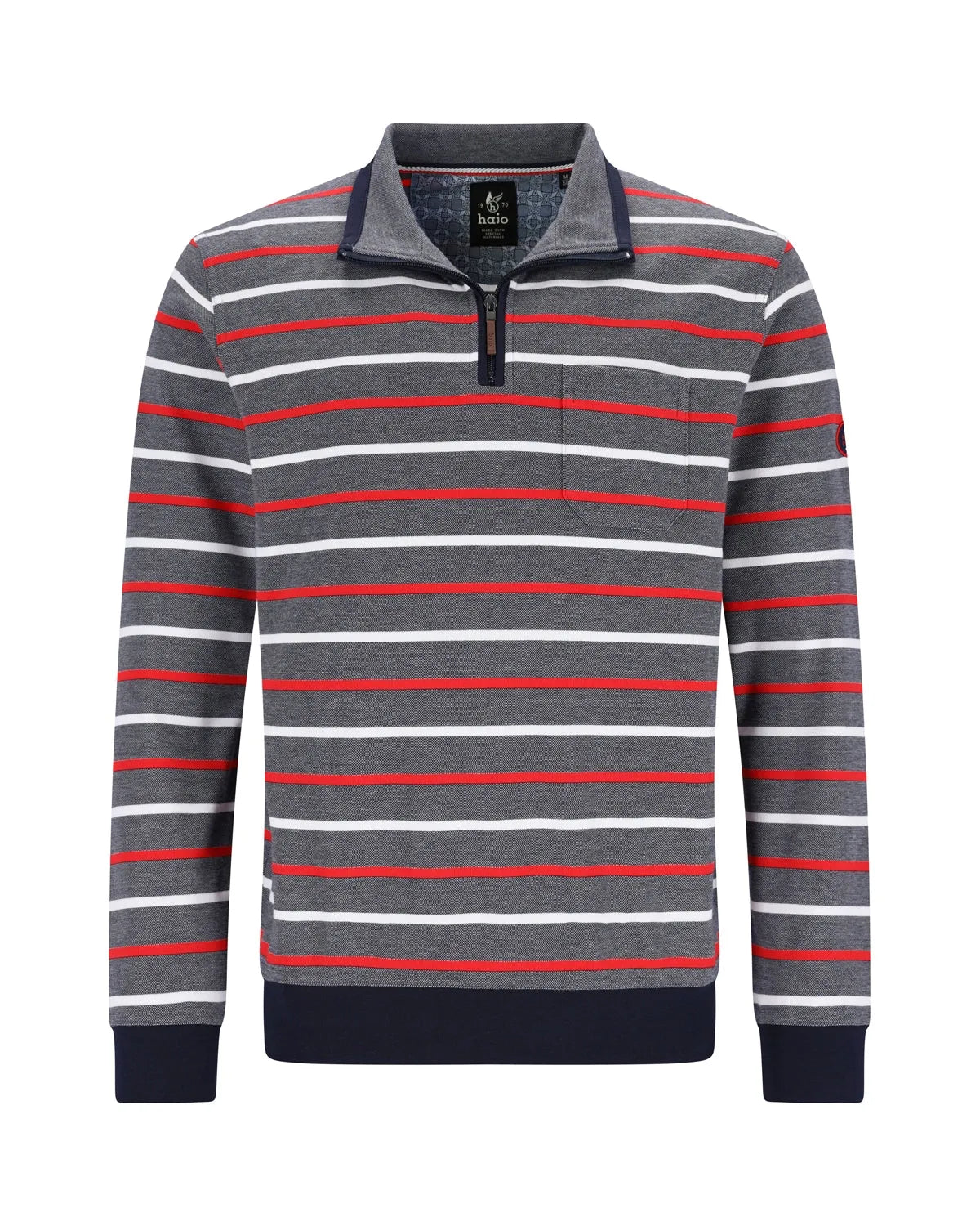 Gestreiftes Poloshirt mit halbem Reißverschluss, mit marineblauen und roten Streifen auf grauem Stoff.