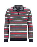 Gestreiftes Poloshirt mit halbem Reißverschluss, mit marineblauen und roten Streifen auf grauem Stoff.