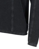 Dunkelgrauer Pullover aus Waffelstrick mit gerippten Abschlüssen.