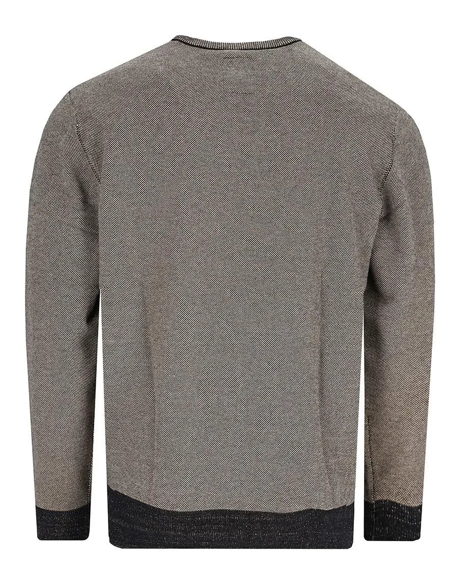 Grauer strukturierter Pullover mit schwarzen Bündchen und Saum, wahrscheinlich aus Wolle oder Baumwollmischung.