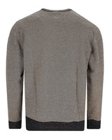 Grauer strukturierter Pullover mit schwarzen Bündchen und Saum, wahrscheinlich aus Wolle oder Baumwollmischung.