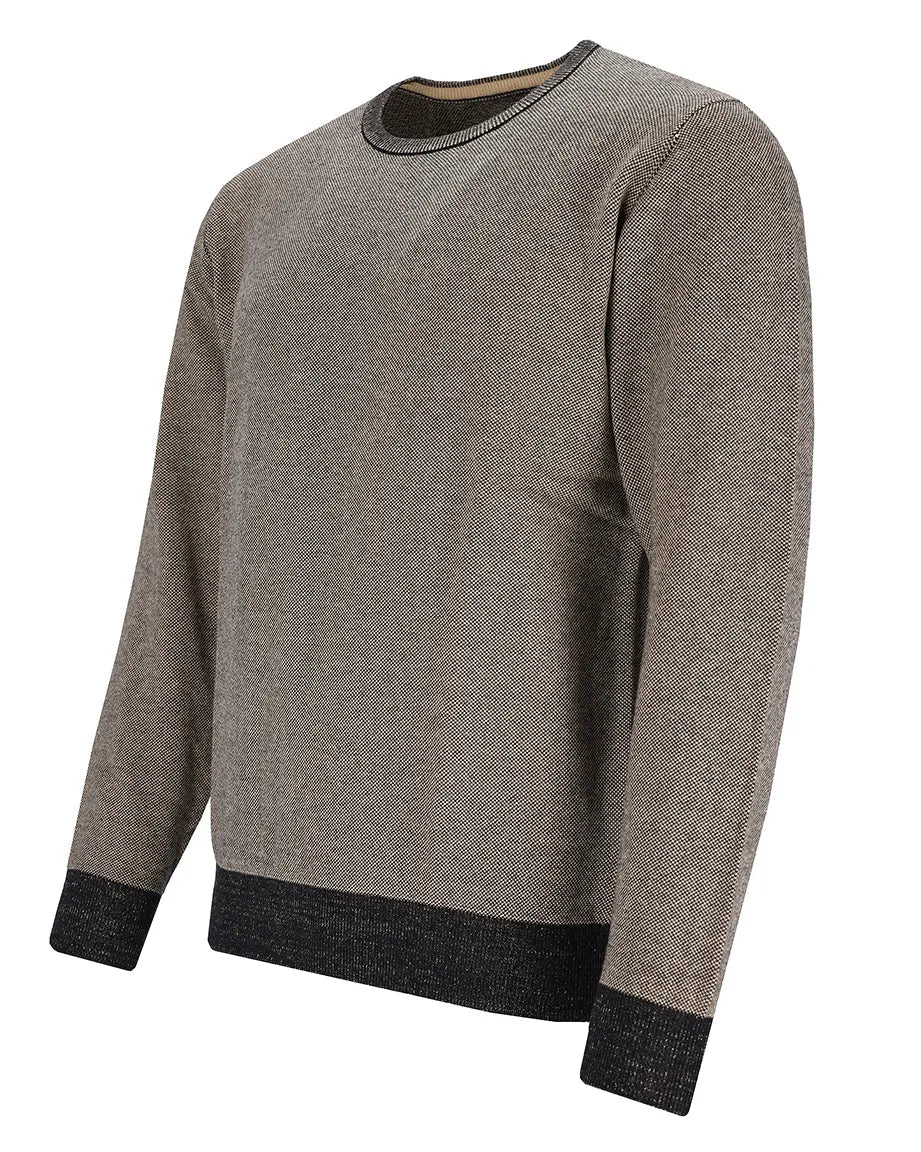 Grauer Pullover mit schwarzem Saum und strukturiertem Strickmuster.