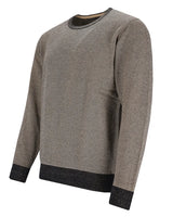 Grauer Pullover mit schwarzem Saum und strukturiertem Strickmuster.