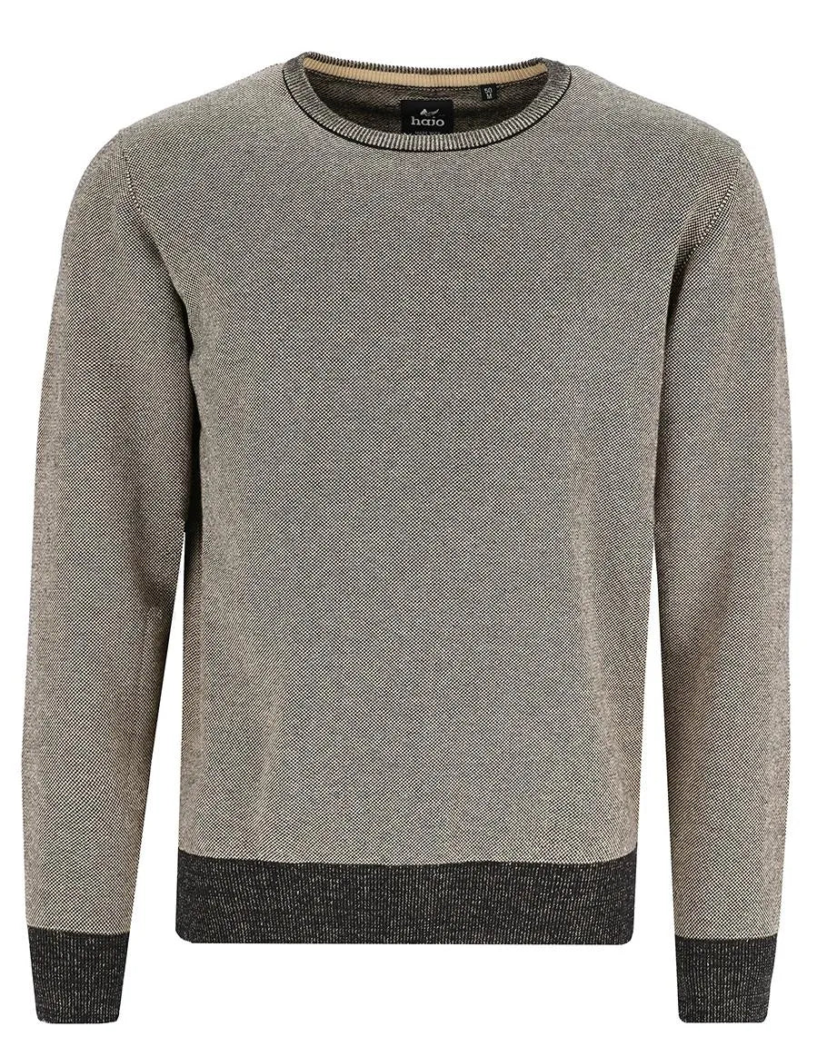 Grauer und schwarzer strukturierter Pullover mit gerippten Bündchen und Saum, wahrscheinlich aus Baumwolle oder Wolle.